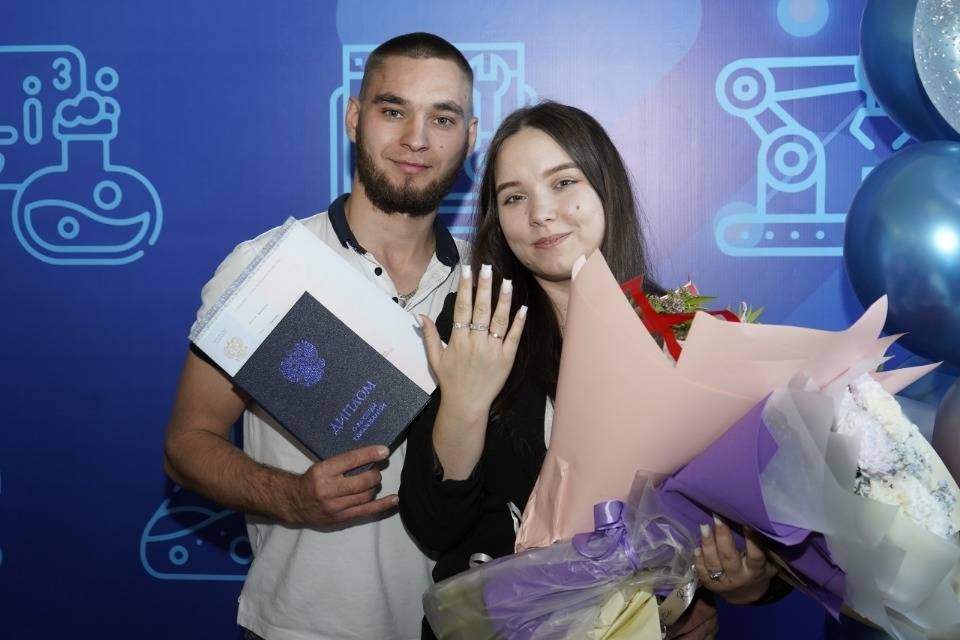 В вузе Волгограда вручение дипломов студентам завершилось предложением о замужестве