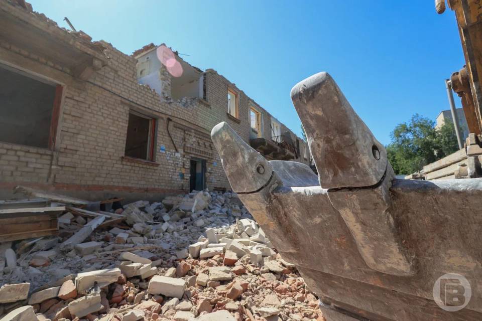 В Краснооктябрьском районе Волгограда сносят аварийный дом