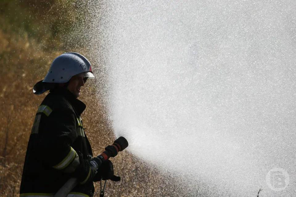 В Волгоградской области горело пшеничное поле
