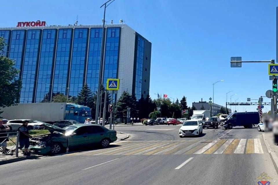 «Газель» и Chevrolet Lanos столкнулись в Волгограде