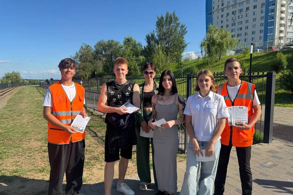 Юные железнодорожники напомнили волгоградцам правила безопасного поведения вблизи стальной магистрали