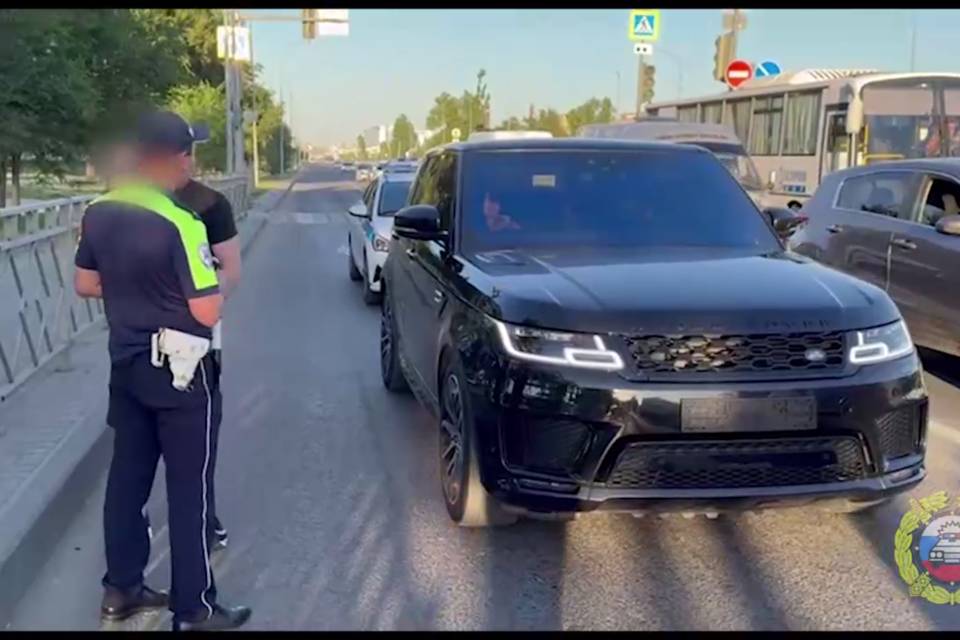 Волгоградец на Range Rover может лишиться прав за «быстросъемники» номеров