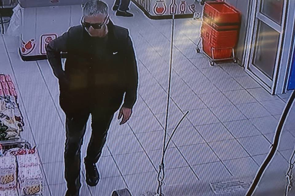 В Волгограде ищут мужчину, который делает покупки чужой банковской картой