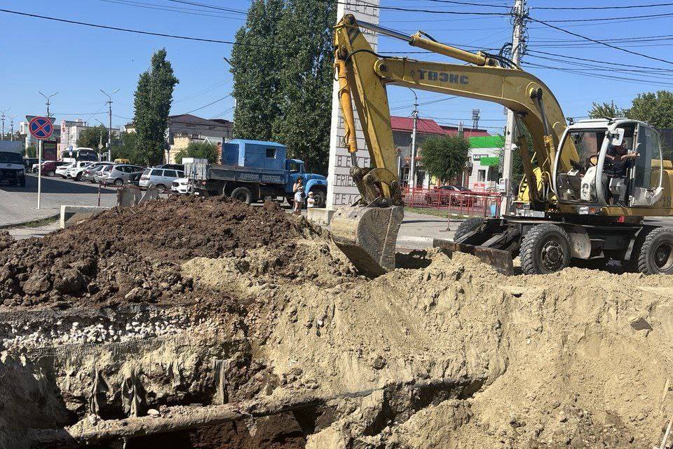В Камышине разрыли улицу из-за коммунальной аварии
