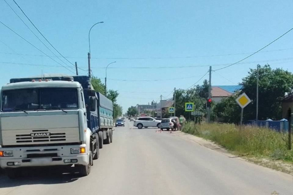 Под Волгоградом ребенок пострадал в ДТП с фурой и легковушкой