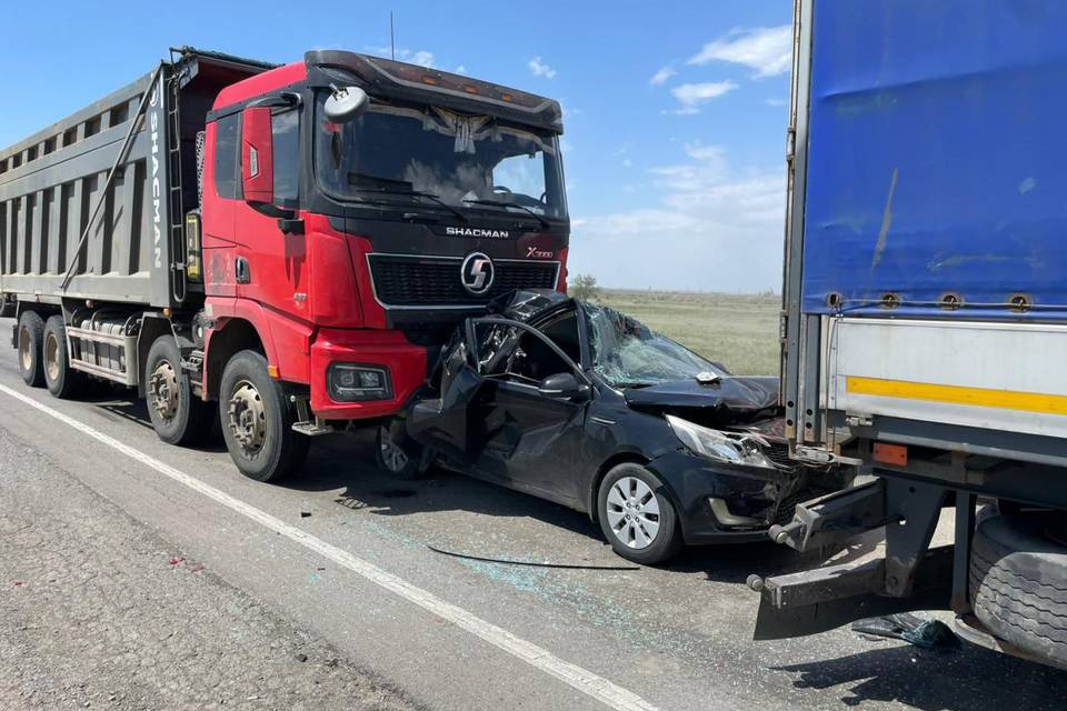 В Волгоградской области столкнулись два большегруза и иномарка