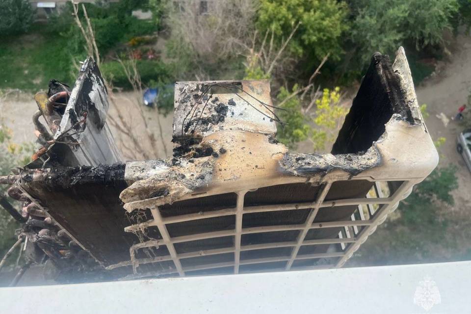 В Волгограде кондиционер не выдержал нагрузки в жару и загорелся