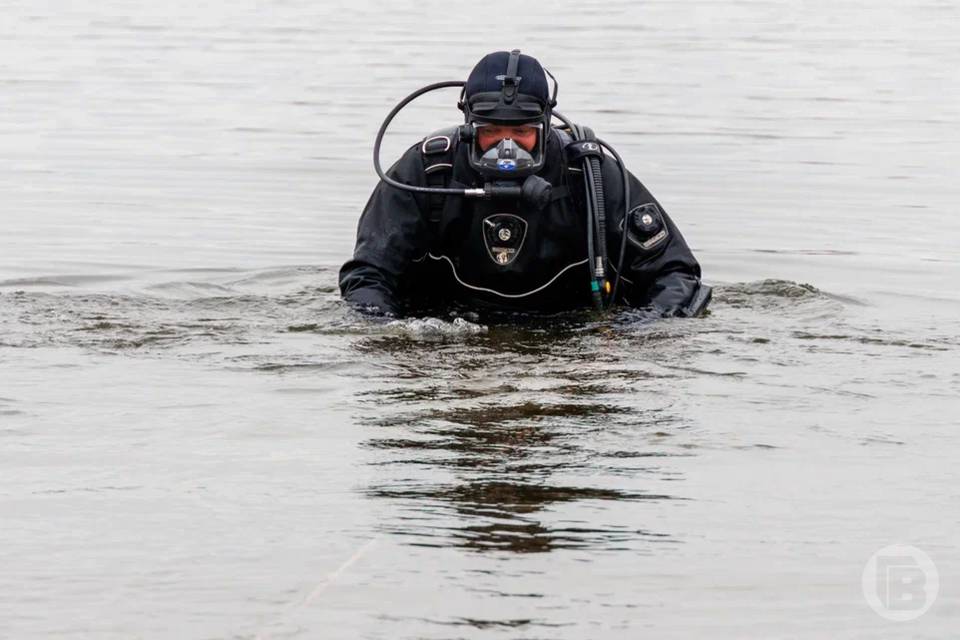 Волгоградские водолазы ищут утонувший снегоболотоход с пассажиром