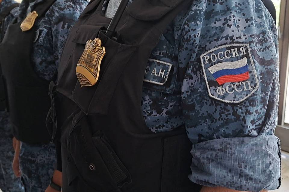 В Волгограде женщина накинулась на судебного пристава
