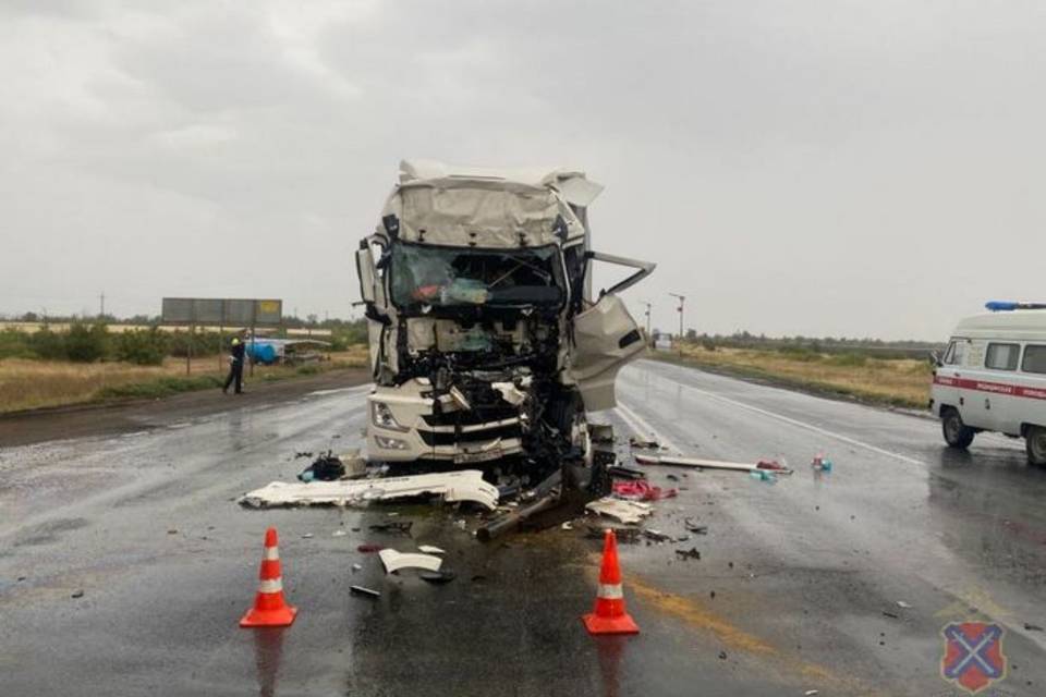 Два грузовика столкнулись под Волгоградом