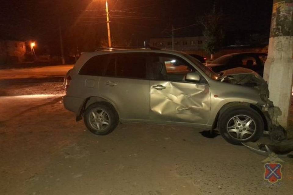 Кроссовер врезался в опору ЛЭП в Волгограде