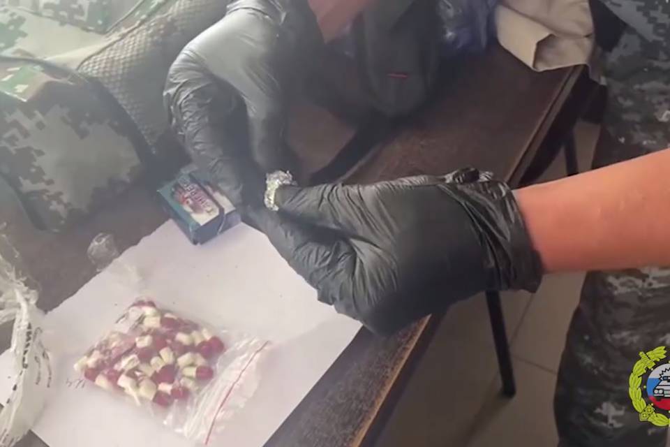 Под Волгоградом у пассажира такси нашли наркотики и запрещенные таблетки