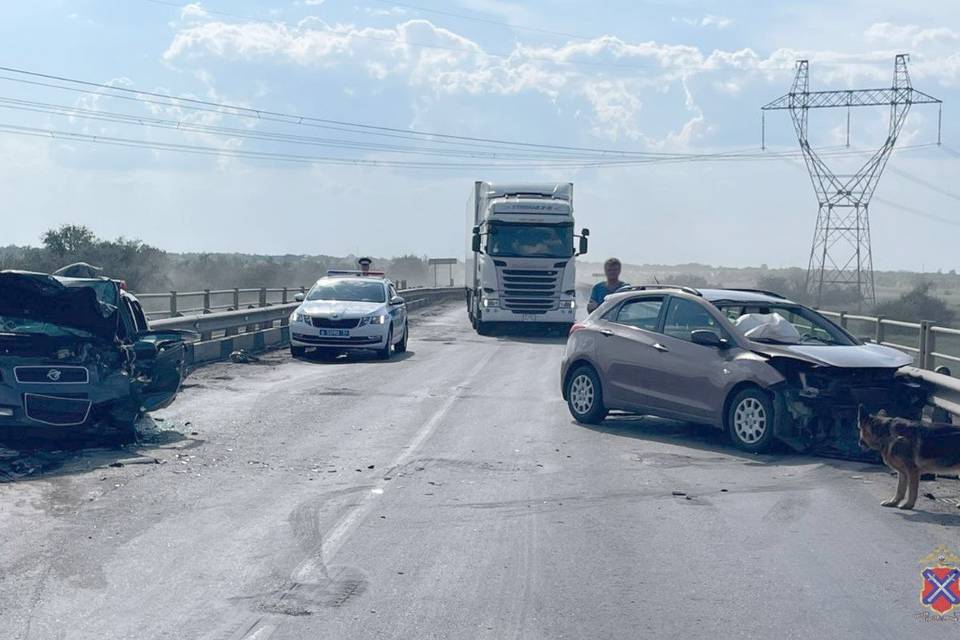 Пять человек пострадали в ДТП на трассе в Волгоградской области