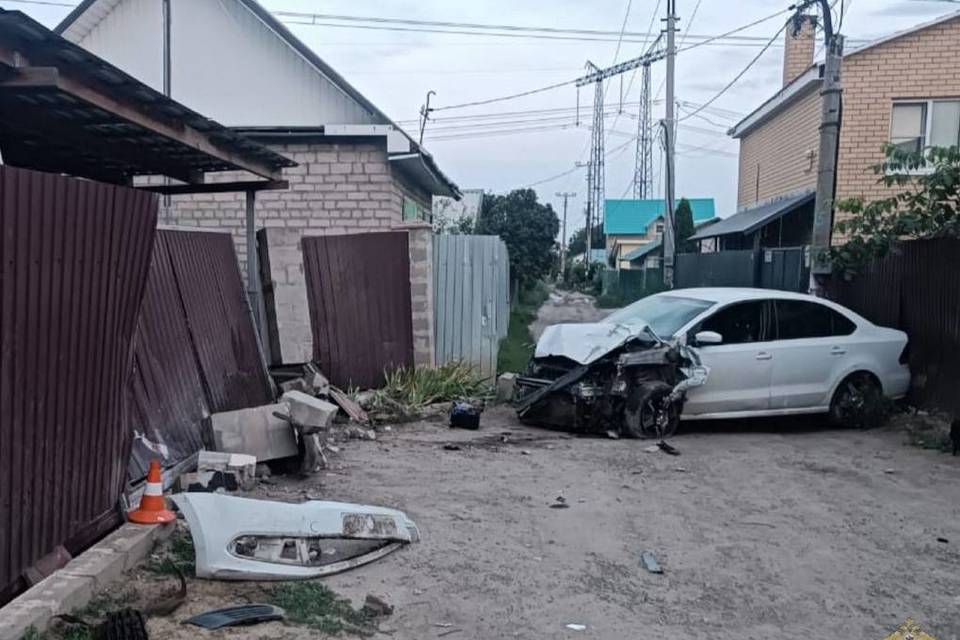 Волгоградец на иномарке врезался в забор