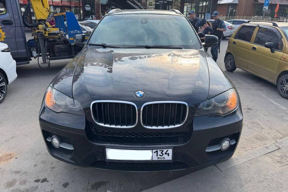 За долги у волгоградки забрали BMW X6 стоимостью миллион