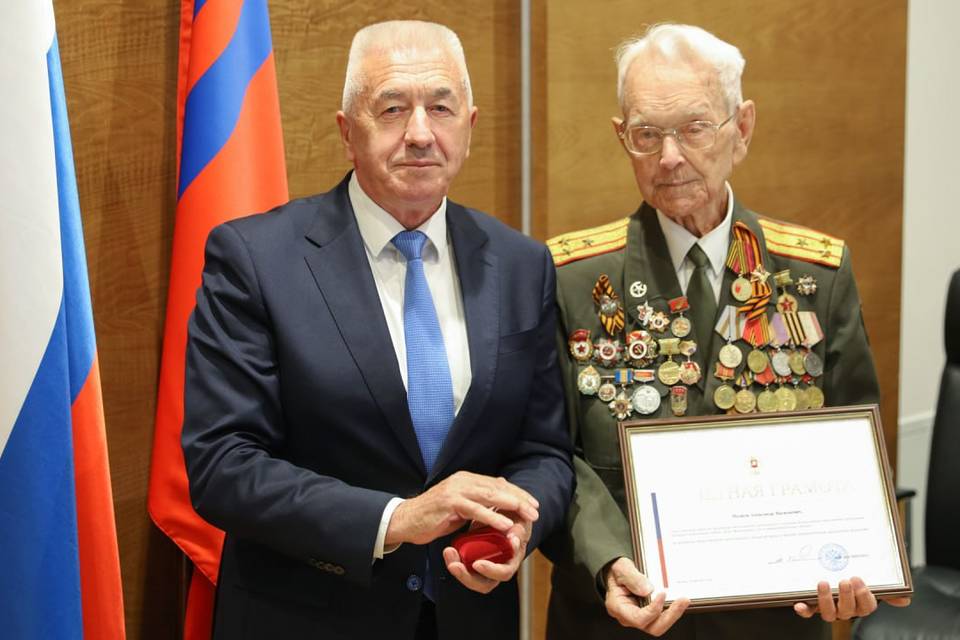 В Волгоградской областной Думе наградили 99-летнего ветерана