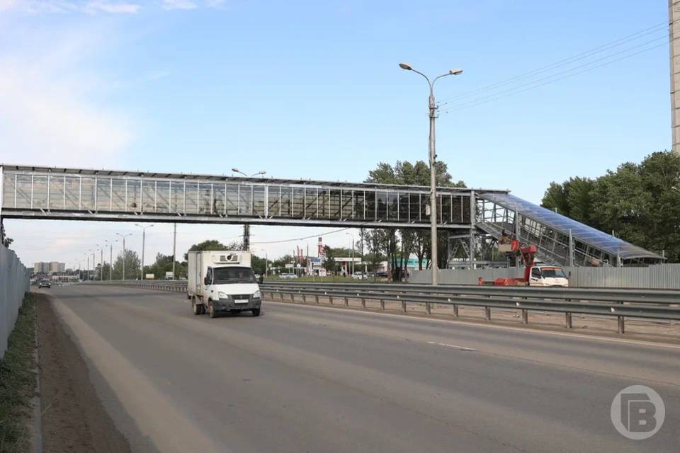 В Волгограде достраивают 40-метровый надземный пешеходный переход