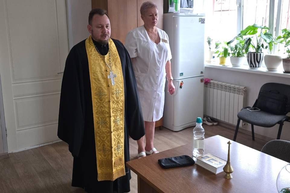 В Волгограде священник освятил роддом