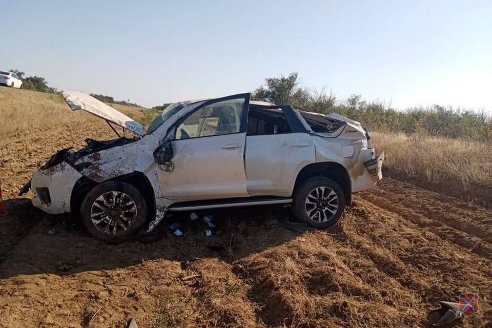 Иномарка перевернулась в кювет в Быково под Волгоградом: двое пострадавших