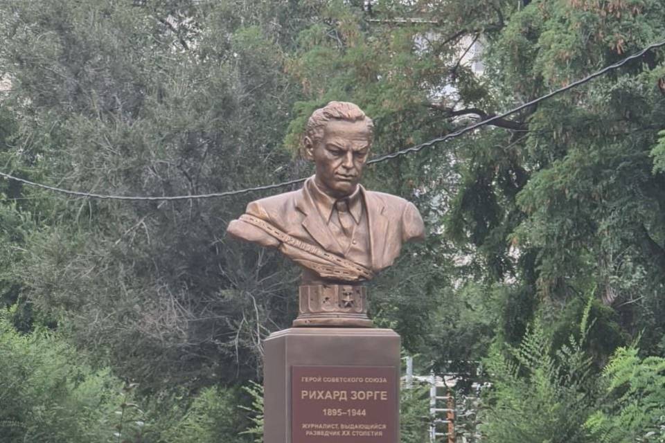 Волгоградские школьники благоустраивают мемориал разведчику Зорге