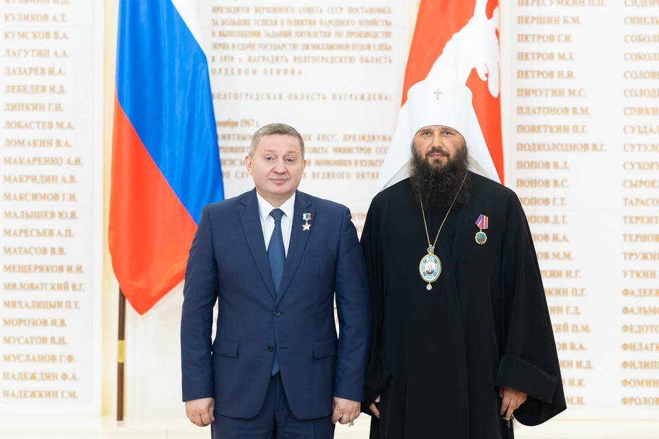 Андрей Бочаров вручил госнаграды жителям Волгоградской области