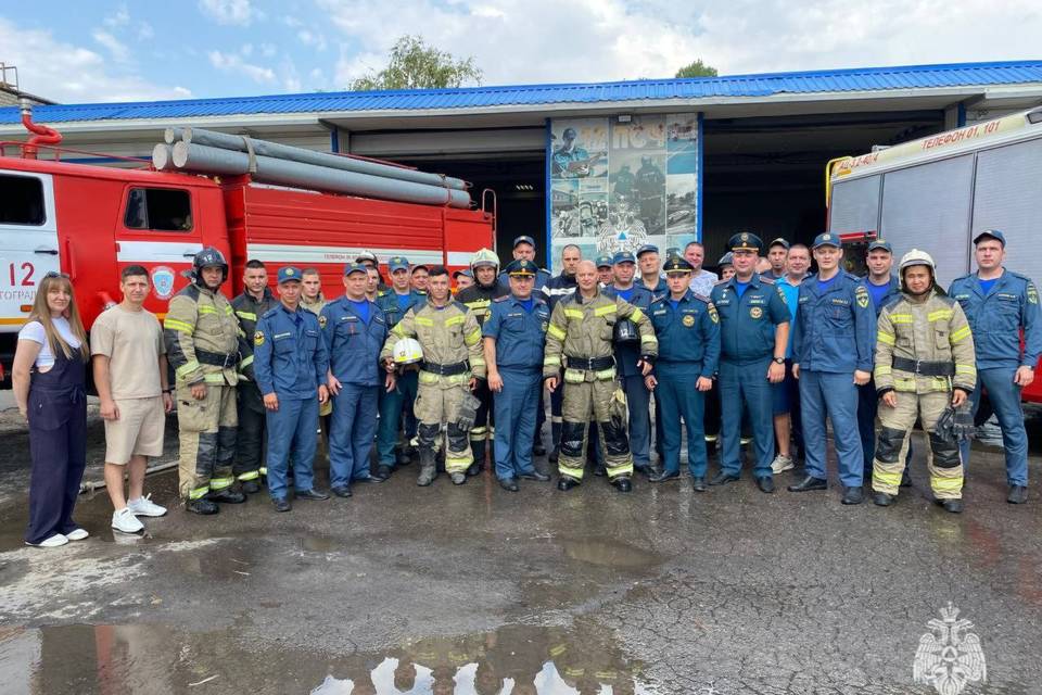 В Волгограде смыли копоть и сажу с пожарного, ушедшего на пенсию