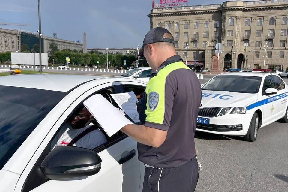 Двух волгоградок оштрафовали за раздачу листовок на дороге