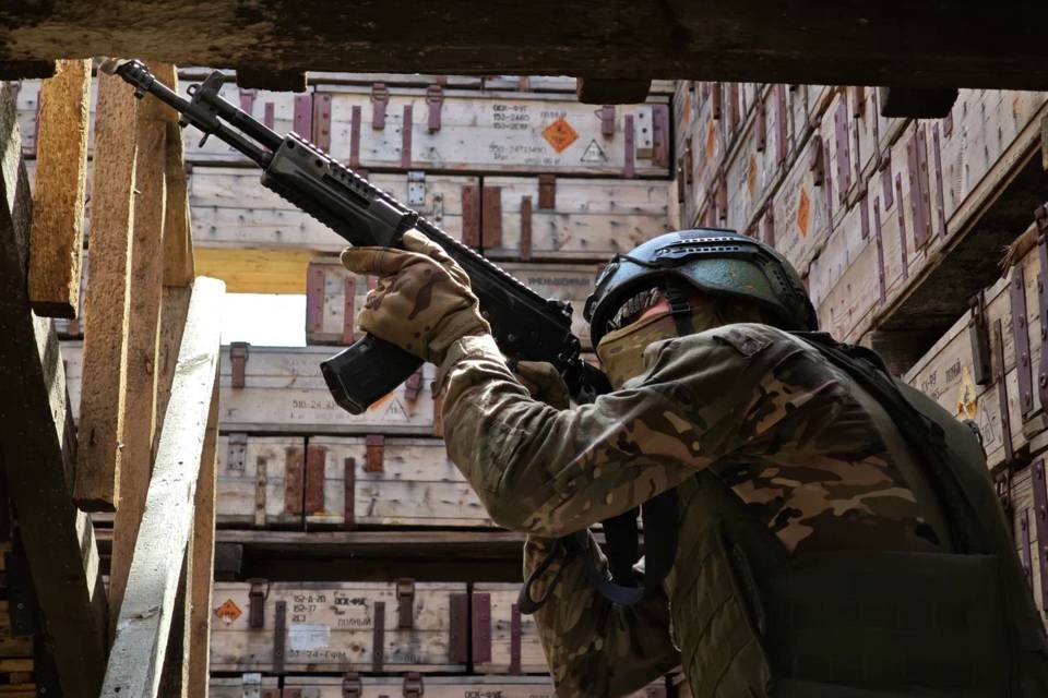 Под Волгоградом военные улучшили навыки стрельбы из автомата Калашникова