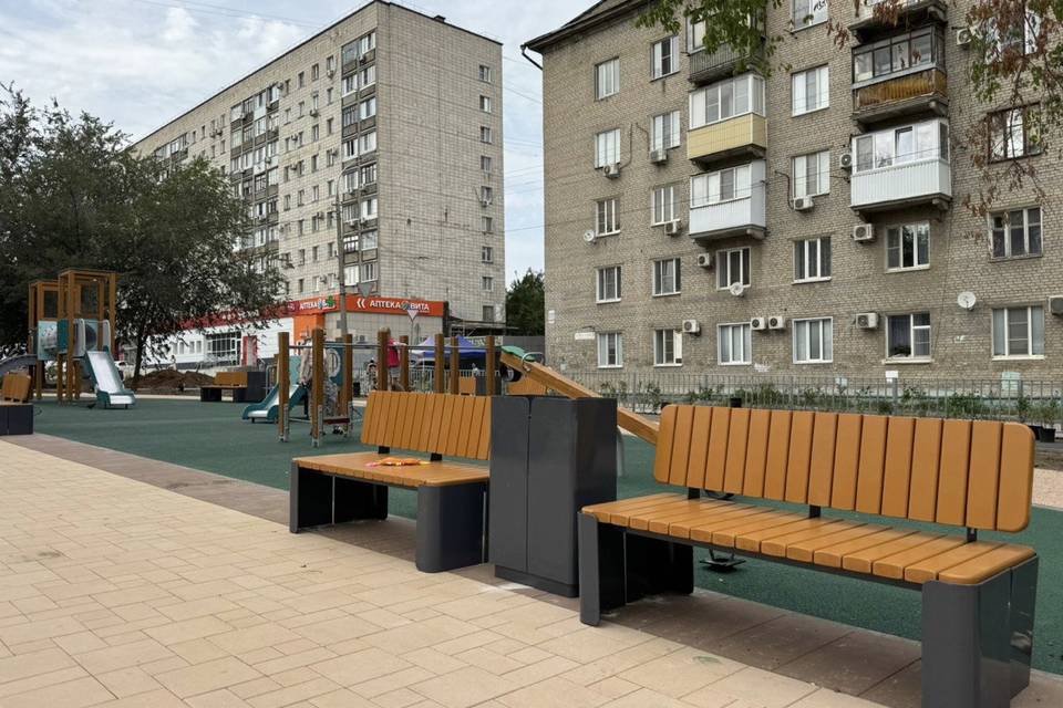В Волгограде по проспекту Металлургов устанавливают первые скамейки