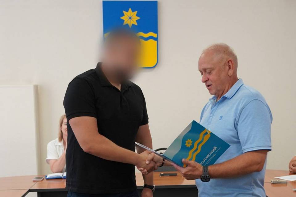 В Волжском наградили полицейского, отговорившего мужчину от суицида