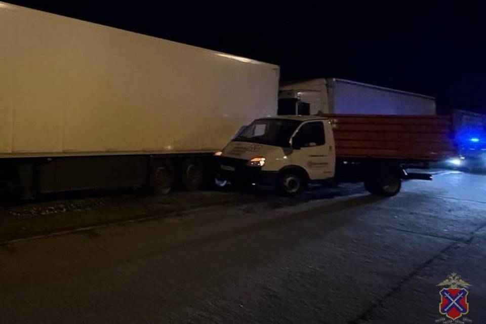 Три грузовых авто столкнулись в Волгограде