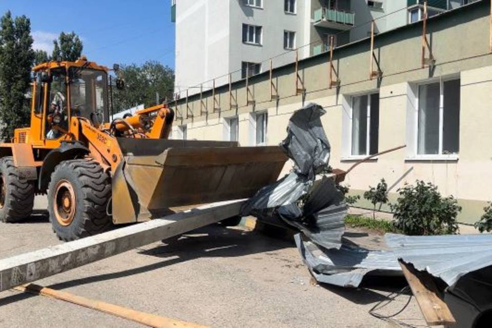 Коммунальщики устраняют последствия ночного урагана в Волгограде