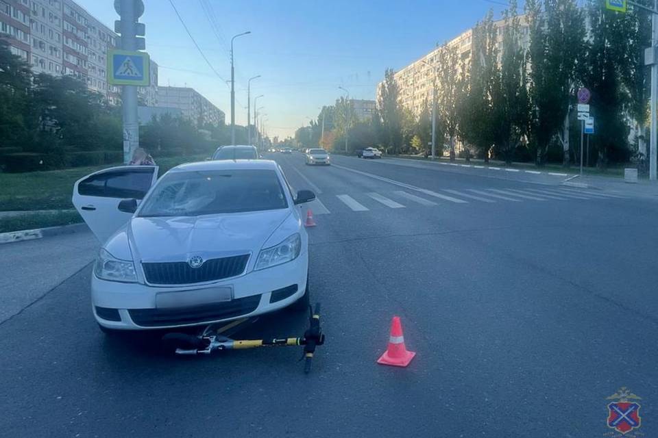 В Волжском электросамокатчик попал под колеса машины