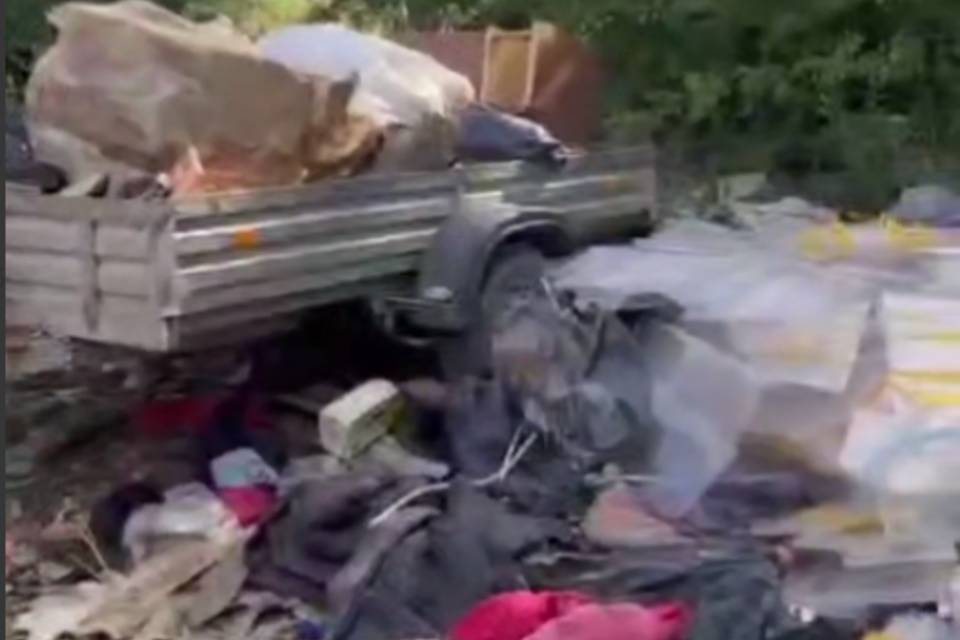 Волгоградцы сняли на видео сброс отходов у поселка Солнечного