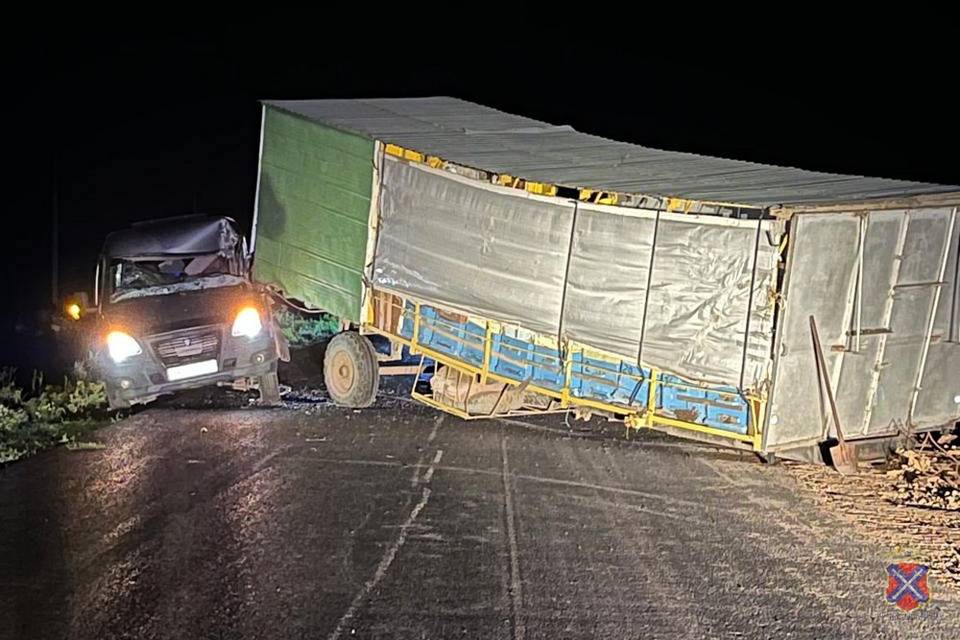 Под Волгоградом «ГАЗель» врезалась в прицеп с пчелами
