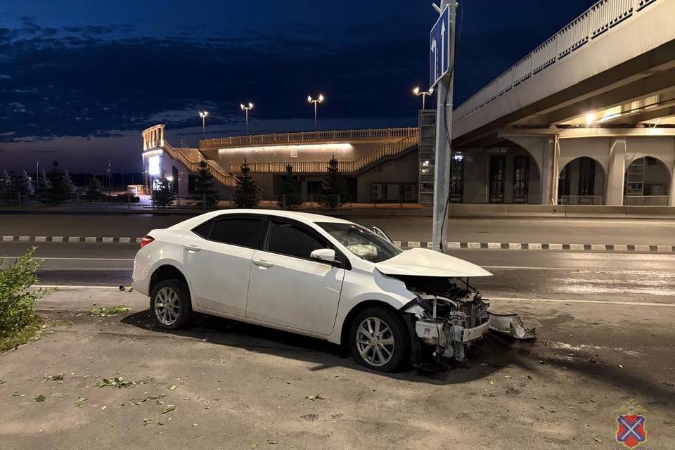 В Волгограде Toyota врезалась в фонарь на Набережной