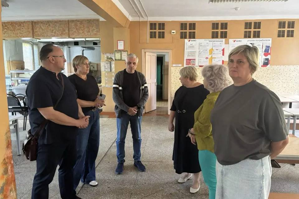 Замгубернатора побывала в ПВР, открытом после падения обломков БПЛА на крышу дома