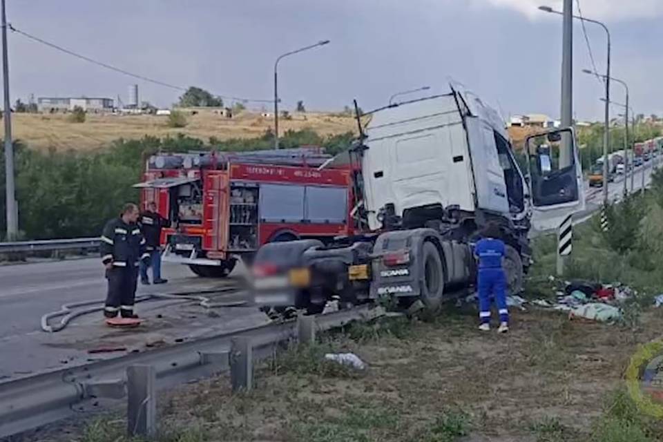 Смертельное ДТП парализовало движение на "трешке" в Волгограде