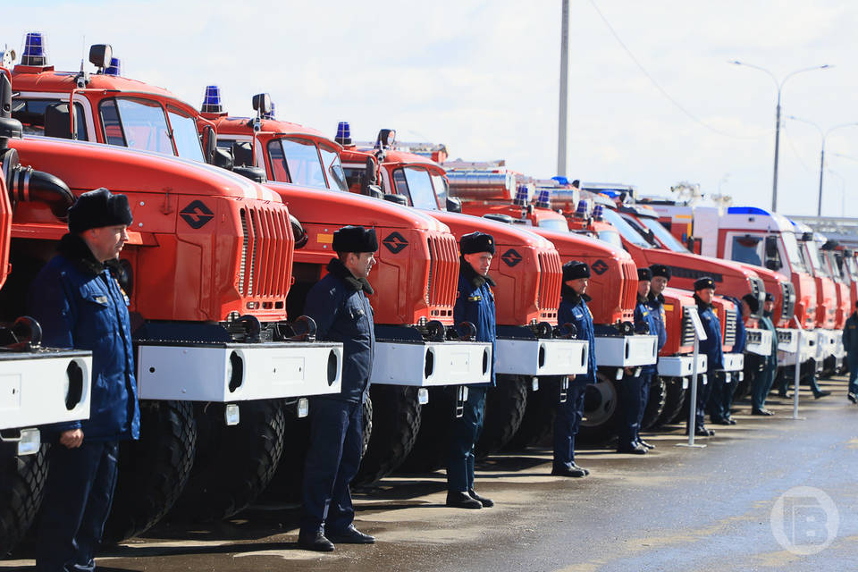 Валил густой черным дым: в Волгограде загорелась крыша дома