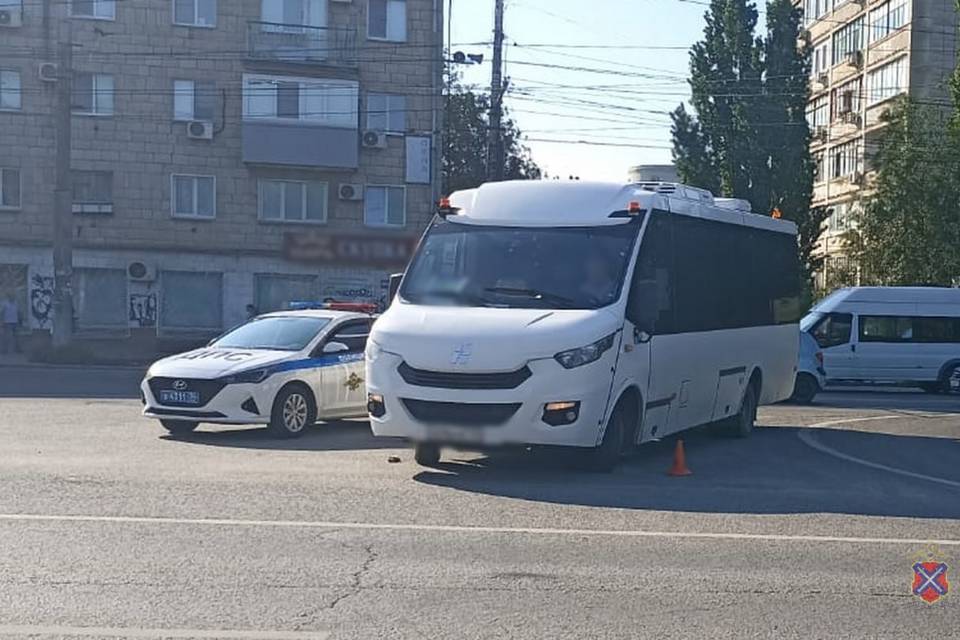 Автобус сбил волгоградца на островке безопасности