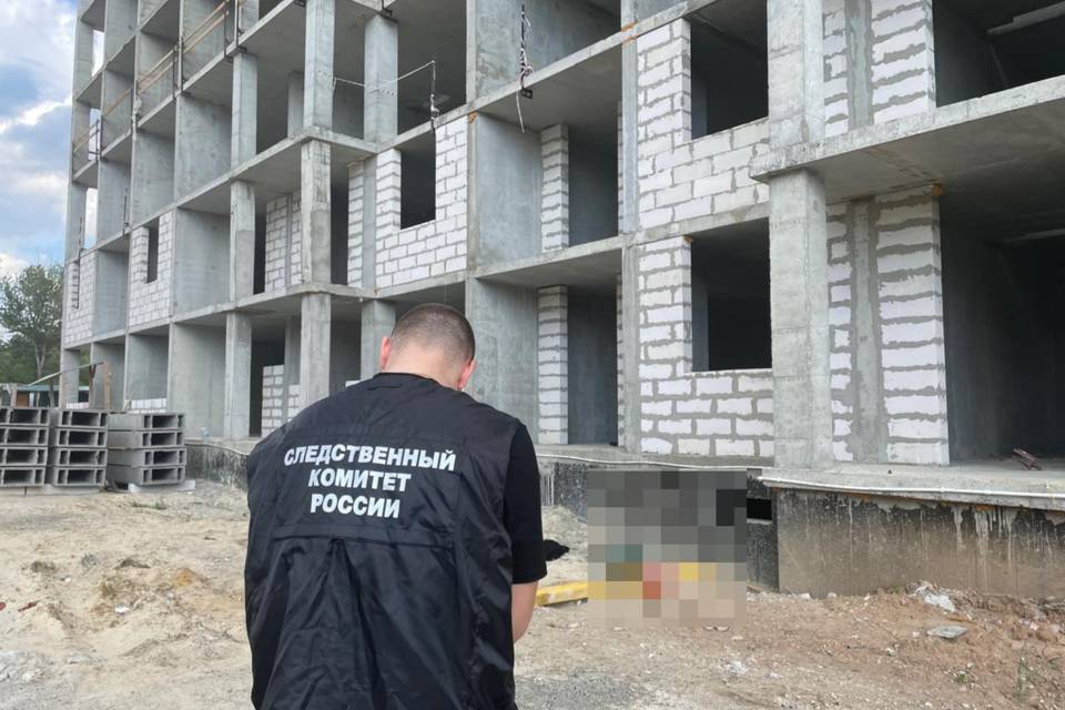 В Волгограде со строительных лесов сорвался и погиб рабочий