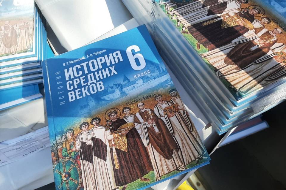 1,8 тысячи новых учебников истории получили школы под Волгоградом