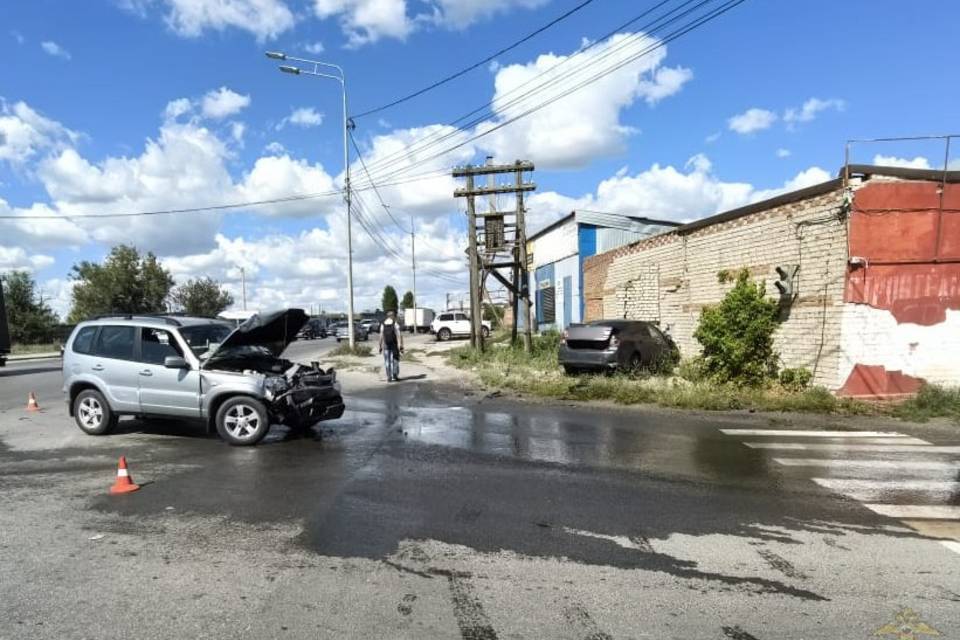 Иномарка протаранила кирпичную стену после ДТП в Волгограде
