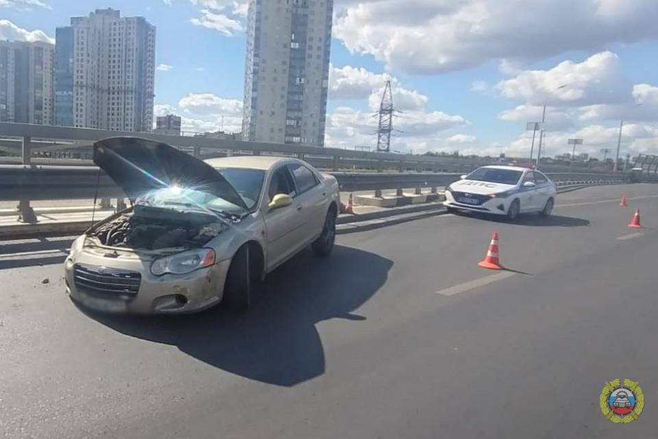 Женщина за рулем Chrysler влетела в отбойник в Волгограде