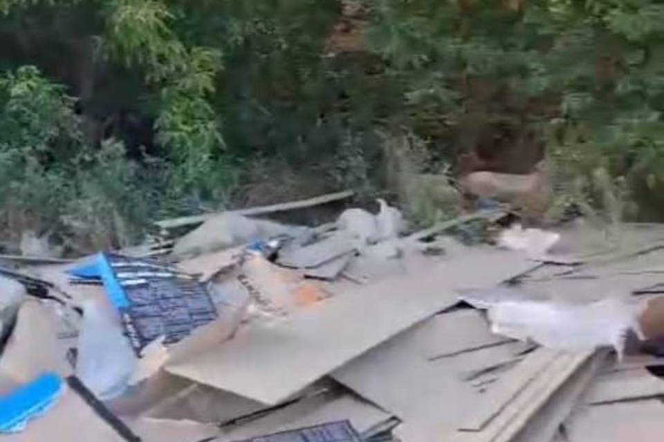 «Газель» из Волжского выгрузила мусор вблизи детской площадки в Волгограде