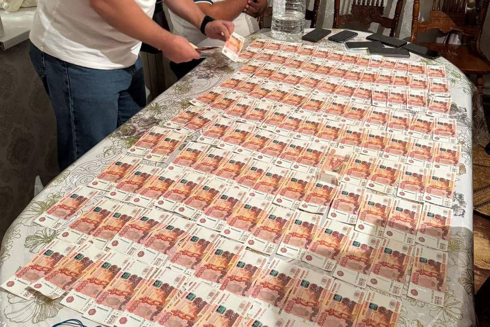 Скатерть из купюр: продавец шубы украл у волжанки миллион рублей наличными