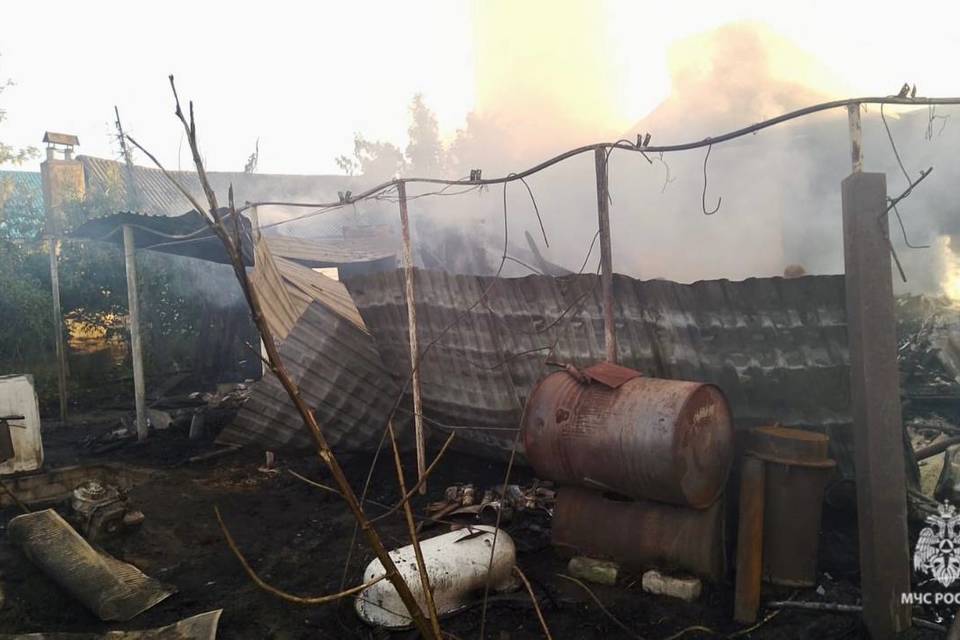 Сушилка для белья устроила мощный пожар под Волгоградом