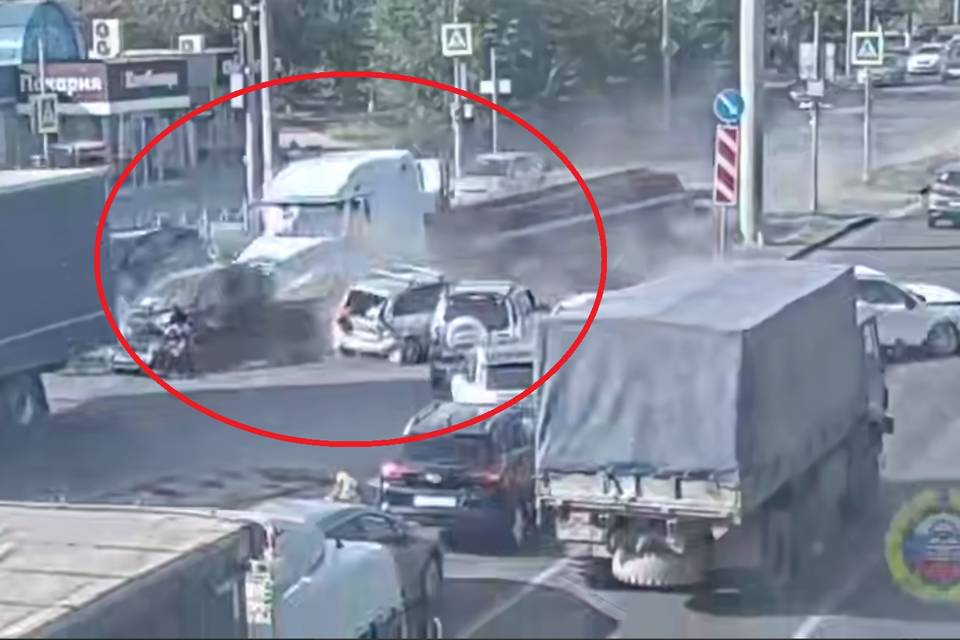 Массовое ДТП с бешеной фурой попало на видео в Волгограде