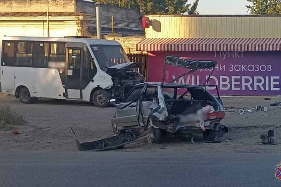 ВАЗ влетел в маршрутку у ПВЗ в Волгограде
