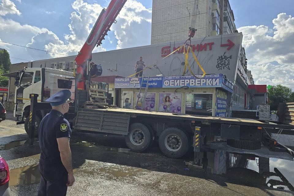 На юге Волгограда убрали незаконно установленный торговый киоск